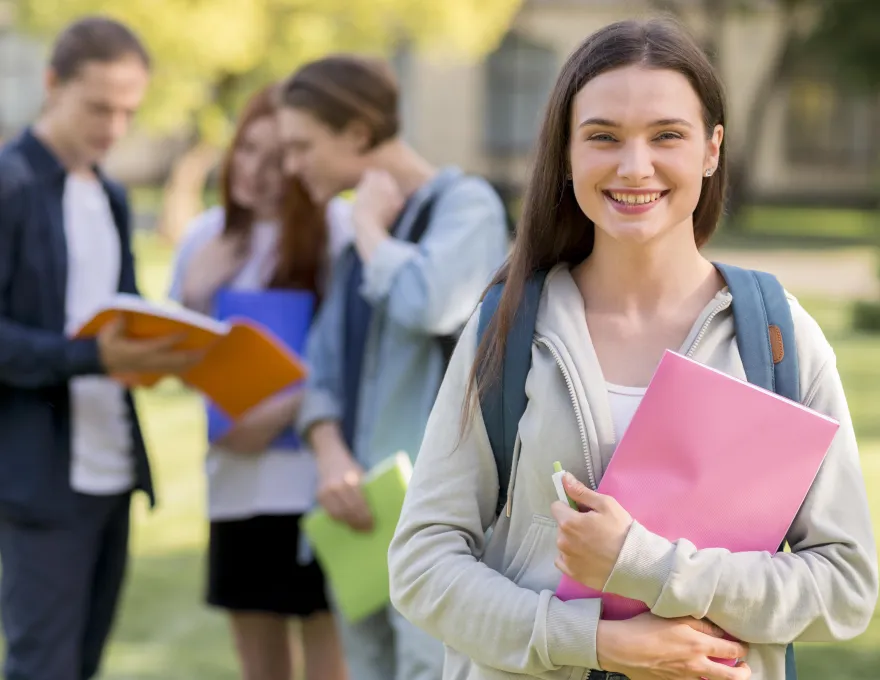 Studenci przed budynkiem uczelni / Fot. www.freepik.com
